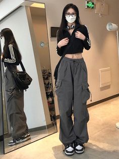 Halloween Outfits Casual, Tunik Linen, Interest Board, Estilo Harajuku, Hip Hop Women, Grey Cargo Pants, Work Pants Women