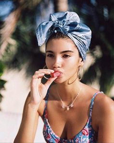 foulard sui capelli - turbante con fiocco Cute Beach Hairstyles, Strand Outfit, Vintage Summer Fashion, Fun Hairstyles, Medium Curly, Beach Hairstyles Medium, Medium Curly Hair Styles