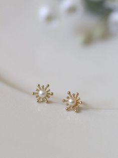 Gold Flower Design, Small Earrings Gold, Sterling Silver Flower Earrings, Plant Jewelry, Butterfly Earrings Gold, Bridesmaid Pearls, Silver Flower Earrings, Jewelry Design Earrings