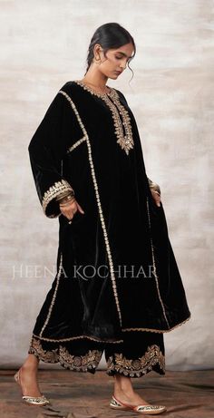 Velvet Pakistani Dress, Kurta Black, Heena Kochhar, Velvet Suit Design, Velvet Kurta, Pakistani Formal Dresses, Ethno Style, Velvet Dress Designs, Zari Embroidery