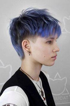 Fade Haircut For Women, Short Hair Shaved Sides, Styling Hairstyles, Queer Haircut, Haircut Oval, Fade Haircut Women, Queer Hair, Fade Hairstyle