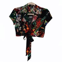 Lf Call Me Eden Nwt Women's Size Xs Tie Front Shrug Crop Top Black Multi Floral Short Sleeve Msrp $78 Cropped Lightweight V Neck Short Sleeve Viscose Machine Washable Black Tropical Tops For Spring, Tropical Black Tops For Spring, Spring Tropical Black Top, Fitted Tropical V-neck Top, Black Tropical Top With Floral Print, Black Floral Print Tropical Top, Black Tropical Floral Print Tops, Shrug Crop Top, Front Knot Shirt