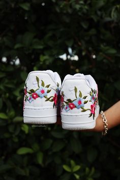 Embroidered flower and pink butterfly patch on White Air Force 1 Sneakers. Embroidered flower and butterfly patch Custom made-to-order sneaker. Brand new 100% authentic Nike AF1 Low with box! Free shipping within the US territory! Need a different color of sneakers? Let us know which color you're looking for and we'll find it for you. Have an idea for your embroidered flower patch custom sneakers? Please send us a message here. We'll get back to you within 48hrs! White Sneakers With Appliques For Summer, Pink Sneakers With Embroidered Logo For Spring, Casual Sneakers With 3d Embroidery For Spring, Casual Spring Sneakers With 3d Embroidery, Embroidered Low-top Sneakers For Streetwear, Low-top Appliqued Sneakers For Spring, Spring Low-top Sneakers With Appliques, Low-top Sneakers With Appliques For Spring, Low-top Applique Sneakers For Spring