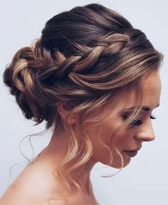 DE GROOTSTE HAARTRENDS VAN HERFST 2022 BRENGEN HET DRAMANa een hete en zweterige zomer kunnen we naar de herfst kijken als een kans om weer meer experimenteel met ons haar te worden zonder bang te... Bridesmaid Hair Updo, Wedding Hairstyles For Long Hair, Bridal Hair And Makeup, Pretty Wedding, Wedding Hair And Makeup