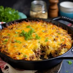 a casserole dish with meat, cheese and parsley