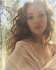 Tanya Kizko, Wig Snatched, Brunette Female, Site Model, Cabello Hair, Picture Inspiration, Curly Hair Inspiration, Sun Light, Retro Hairstyles