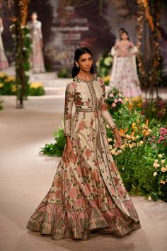 Floral gold anarkali lehenga by Reynu Taandon. #Frugal2Fab Sabyasachi Suits, Nikkah Dress, Indian Party Wear, Salwar Kamiz, Indian Gowns Dresses, Indian Gowns, Indian Couture, Dress Indian Style, Couture Week