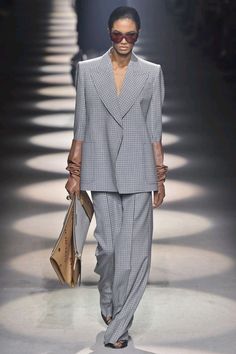 Runway Suit Women, Givenchy Runway, Avangard Fashion, Paris Fashion Week Runway, Woman Suit Fashion, Just Style, Fashion Week Runway, Vogue Fashion, Fashion Line