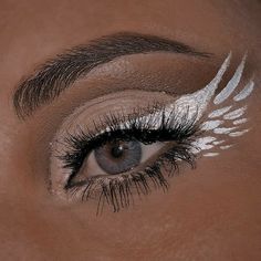 Light Fury Makeup, Angel Aesthetic Makeup, Bird Eye Makeup, Cherub Makeup, Bird Hairstyles, Snake Eyeliner, Fantasy Eyeliner, Genderfluid Makeup, Cute Eyeliner Looks