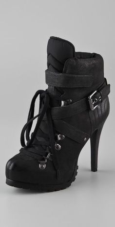 I could be comfortable in these heeled booties. Moda Steampunk, Ski Style, Hot Heels, Ski Boots, Hot Shoes, Fabulous Shoes, Black High Heels, Crazy Shoes, Pretty Shoes