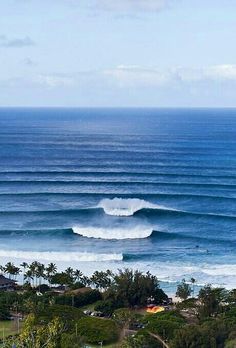 a large wave is coming in to the ocean