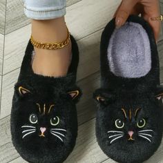 Black Fuzzy Cat Slippers New In Package Size 7/8 Rubber Bottoms Cat Slippers, Cozy Shoes, Bedroom Slippers, Cute Slippers, Woman Bedroom, Fuzzy Slippers, Warm Slippers, Cat Plush, Fluffy Cat