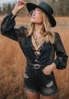 Witchy Outfits, Coachella Looks, Hippie Grunge, Boho Goth, Witchy Fashion, Boho Chic Outfits, Rocker Chic, Glam Rock