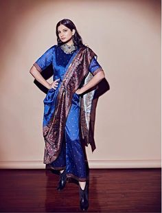 Bookmark These 18 Modern And Unique Saree Draping Styles! Unique Saree Draping, Deepika Padukone Saree, Unique Saree, Rhea Kapoor, Khadi Saree