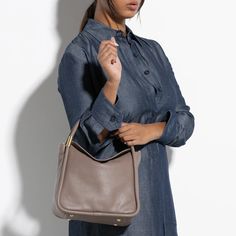 The Arcadia Agata got enveloping shapes, roomy and comfortable, the perfect item to wear for your daily outfits. Italian Leather Handbags, Small Tops, Daily Outfits, Italian Leather, Leather Handbags, Top Handle, Handles, Handbags, Leather