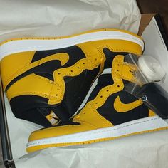 Brand New Air Jordan 1 Retro High Og "Pollen".. Shoe Is A Men's Size 7.5 So It Will Fit A Female 9/9.5.. Never Worn Or Taken Out Of Box (Except For Pics) #Deadstock Air Jordan 1 Box, Yellow Leather Custom Sneakers For Streetwear, Yellow Leather Custom Sneakers With Boost Midsole, Yellow Leather Sneakers With Cushioned Midsole, Yellow High-top Jordan Shoes With Rubber Sole, Yellow Leather Jordan Shoes With Contrast Sole, Yellow Leather Jordan Shoes, Yellow High-top Custom Sneakers With Gum Sole, Yellow Jordan Shoes With Contrast Sole