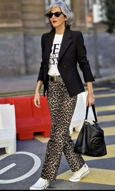 Polka Dots And Leopard Print Outfit, Christmas Leather Pants Outfit, Outfit With Leopard Pants, Style Leopard Pants, Outfits With Leopard Pants, How To Style Leopard Pants, Leopard Print Outfit Ideas, Business Casual Jeans Outfits For Work, Leopard Print Jeans Outfit