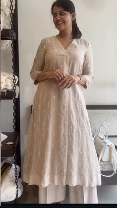 Kurti Designs Traditional, Kalidar Kurta Anarkali, Skirt Kurti Designs, Cotton Kurti Stitching Ideas, Simple Cotton Kurti Designs, Stright Kurties Designs Latest, Simple Churidar Designs, Wedding Kurtis For Women, Off White Kurti Designs