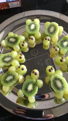 there are kiwis arranged in the shape of bears