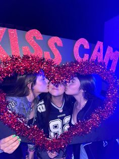 Kiss Cam Halloween, 16th Bday Party Ideas, 16th Birthday Themes, 16th Birthday Party Themes, 2000s Party Ideas Decoration, Cool Birthday Party Ideas, 17. Geburtstag, 18th Birthday Party Themes, Kiss Cam