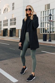 7 Casual-Cool Outfits to Wear This Weekend #outfitideas #fashion #womensfashion #outfit #style #womensclothes #dresses #leggings #yogapant Leggins Outfit, Weekend Clothing, Outfits With Jordan 1s Fashion Styles, Lululemon Outfits, Quoi Porter