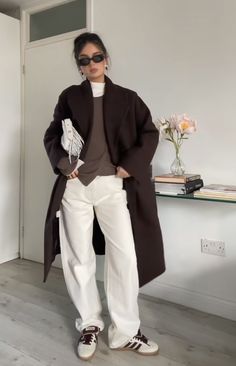 Brown Coat Outfit Women, Brown Coat Street Style, Corporate Colorful Outfits, Autumn 2024 Outfits Women, Brown Sambas Outfits, Brown Coat Outfit Winter, Brown Coat Outfit, Adidas Samba Outfits, Brown Pants Outfit