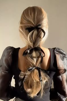 peinados para navidad pelo largo recogido con lazos negros elegantes muy coquette y aesthetic Bow Hairstyle, A Ponytail, Ribbon Hairstyle, Hair Stylies, Work Hairstyles, Holiday Hairstyles, Long Blonde, Hairstyles For School