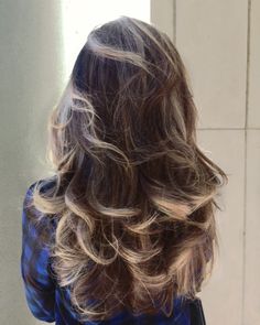 Dyed Layers Of Hair, Layers With Colored Hair, Middle Layer Dyed Hair, Cool Hair Dye Ideas For Long Hair, Layered Coloured Hair, Blonde Tips Long Hair, Cute Ideas To Dye Your Hair, Platinum Blonde Hair Streaks, Brown Hair With Bleached Tips