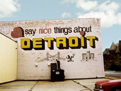 there is a sign painted on the side of a building that says, say nice things about detroit