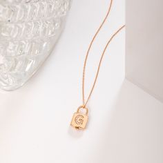 Padlock Diamond Initial Urn Pendant 14K 18K Solid Gold, Custom Paved Initial Lock Urn Necklace Stone Option, Cremation Keepsake Ash Holder Material: Solid Gold, Real Gold (not gold-filled or no gold plated) Available Gold Karat: 14K (585), 18K (750) Available Gold Colors: Yellow, Rose, and White Available Gemstone: Diamond (genuine), Cz (cubic zirconia) Pendant height: 14,5mm Pendant width: 9mm You can choose the chain length from 16" to 24". The "cable chain" is used for this necklace. For snak Luxury Engraved Gold Necklaces, Luxury Initials Necklace For Wedding, Luxury Engraved Rose Gold Necklace, Luxury Yellow Gold Necklaces With Initials, Cremation Necklaces, Mama Necklace, Urn Pendant, Urn Necklaces, Zodiac Necklaces