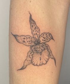 a tattoo on the leg of a woman with a flower