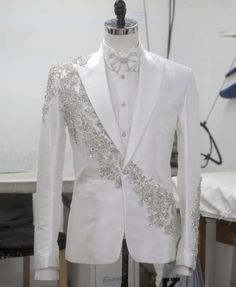 White Suit Designs Men, Prom Suits For Men Silver, White And Silver Prom Suit, Wolfstar Wedding, Silver Suit For Men, Silver Prom Suits, Inauguration Ideas, Men Prom Outfit