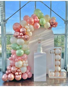 balloons are arranged in the shape of an arch