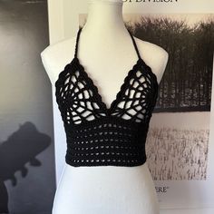 Gothic Crop Top For Festivals, Black Cropped Fitted Bra, Fitted Cropped Black Bra, Black Fitted Cropped Bra, Black Bra Friendly Crop Top, Black Bohemian Halter Top For Party, Gothic Crop Top For Halloween Festival, Gothic Crop Top For Halloween Party, Gothic Cropped Top For Summer