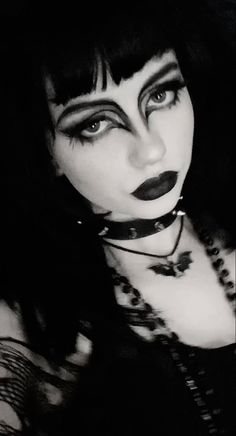 Goth Makeup 90s, Goth Trad Makeup, Trad Goth Makeup Looks, Trad Goth Eyeliner, Goth Makeup Inspiration, Trad Goth Makeup Tutorial, Goth Eyeliner Looks, Makeup Looks Goth, Metal Head Makeup