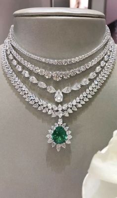 Womens Diamond Necklace, Bridal Necklaces, قلادات متدلية, Bridal Diamond Necklace, Diamond Necklace Designs, Diamond Jewelry Necklace, Diamond Necklaces, Expensive Jewelry, Emerald Necklace