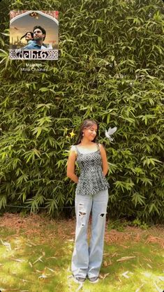 Kurti Design Aesthetic, Short Kurti Outfit For College, Photo In Traditional Dress, Kurti Photo Poses Aesthetic, Short Kurti Poses Photography, Short Kurti Photo Poses Aesthetic, Kurti Poses Ideas, Aesthetic Desi Pose