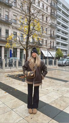 Boston Style Winter, Outfits With Uggs Boots, Shearling Jacket Outfit, Boston Outfits, Women Looks, Winter Mode Outfits, Cold Fashion, Cosy Outfit