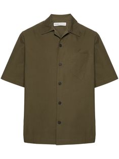 military green cotton poplin texture classic collar short sleeves chest patch pocket short side slits straight hem front button fastening Black Men Fashion Casual, City Shorts, Cool Fits, Balenciaga Triple S, Black Men Fashion, Summer Beach Wear, Short Suit, Poplin Shirt, Sweaters Knitwear