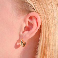 *Buy 2 items, Get 15% OFF your order. Coupon applied at checkout.* A unique take on the classic gold hoop earring. These earrings make a sophisticated statement and give your outfit a classy look. Treat yourself to high quality luxurious hoops earrings or gift to that special someone. - Diameter: 16 mm. - Thickness: 2.7 mm. - 18k gold plated - Hypoallergenic - 2 Year warranty GIFT WRAP AVAILABLE TO PURCHASE: https://www.etsy.com/listing/902780367/gift-wrap-for-gift-jewelry-pouch-jewelry?ref=shop Thick Gold Hoops, Gold Hoop Earring, Small Gold Hoop Earrings, Minimalist Earrings Gold, Chunky Hoop Earrings, Hoops Earrings, Earrings Hoop, Silver Plated Jewelry, Valentines Gifts For Her