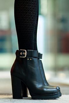 These look similar to my Michael Kors booties. A cute look for fall Casual Ankle Boots, Leather Boots Women, Buckle Boots, Modern Women, Crazy Shoes, Womens Boots Ankle, Boots Outfit, Suho