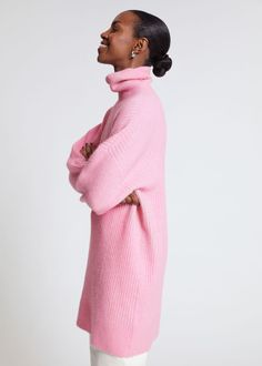 Oversized sweater featuring a turtleneck and fold-up cuffs in a ribbed finish. Length of sweater: 83cm / 32.7" (Size S)Certified according to the Responsible Wool Standard (CU816393) Long Sleeve Turtleneck With Ribbed Cuffs For Cold Weather, Fall Turtleneck With Ribbed Cuffs, Fall Turtleneck With Ribbed Cuffs And High Neck, Fall High Neck Turtleneck With Ribbed Cuffs, Cold Weather Turtleneck With Ribbed Cuffs, Oversized High Neck Turtleneck For Fall, Oversized Soft Knit Long Sleeve Turtleneck, Oversized Fall Turtleneck, Winter High Neck Sweater With Ribbed Cuffs