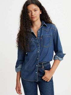 Cowboystiefel sind nicht inklusive. Unser Teodora Western Shirt ist die feminine Version eines Western-Klassikers mit typischer Druckknopfleiste vorne, zwei aufgesetzten Taschen, einer lässigen Jean Levis, Jeans Blouse, Yoke Design, Levis Outfit, Polished Casual, Levis Shirt, Air Space, Double Denim, Blouse Jeans