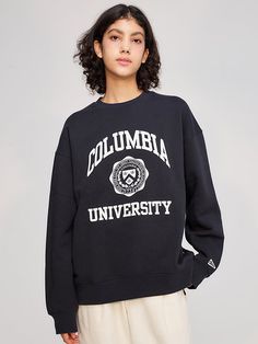 This is a comfortable and casual sweatshirt that is made out of high quality polyester and cotton blend fabric. With design detail of columbia flag emblem and fleece lining inside for soft touch, it gives a trendy and refined look.- Fleece linced heavyweight fabric- COLUMBIA FLAG emblem detail- Semi oversized silhouette College Fleece Sweatshirt With Logo Print, Sporty University Logo Sweatshirt For Campus, Sporty University Logo Sweatshirt For Winter, Collegiate Fleece Sweatshirt For Campus, College Style Logo Print Sweatshirt For Winter, Winter College Sweatshirt With University Logo, Winter College Style Sweatshirt With Logo Print, University Logo Long Sleeve Sweatshirt For Sports, University Logo Sweatshirt For Sports