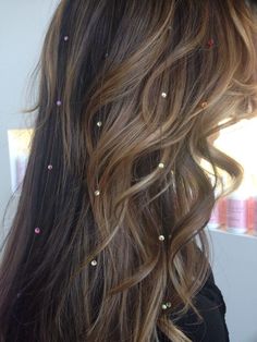 Gorgeous glitter hairstyle ideas | Hairstyle tutorial ideas | Easy hairstyle ideas Sleek Prom Hair, Nye Hairstyles, Hair Rhinestone, Hair Dyes, Packaging Diy, Tour Outfits, Long Wavy Hair