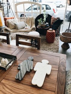 a living room with couches, chairs and other items on the table in front of it