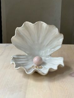 Clay Projects Ceramics, Clam Clay Sculpture, Seashell Ceramic Plate, Sea Shell Holder, Birthday Ceramic Ideas, Natural Clay Ideas, Clay Clam Shell, Shell Bowl Decor, Cute Things To Make In Ceramics