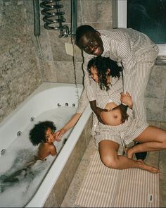 Family Pregnancy Photoshoot, Mother Life, Pregnant Outfits, Pregnancy Pictures, Pregnancy Goals