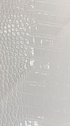 an image of white alligator skin textured wallpaper with water drops on the surface