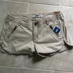 Never Worn Hollister Khaki Shorts Cargo Shorts Outfits Women, Cargo Shorts Outfit, Shorts Outfits Women, 2000s Outfits, Cargo Khaki, Hollister Shorts, Aesthetic Clothing, Swaggy Outfits, Khaki Shorts